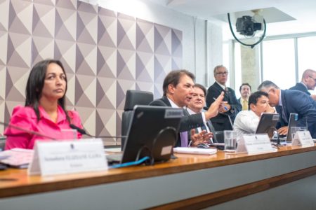 senadora Eliziane Gama (PSD-MA) e o deputado federal Arthur Maia (União-BA) durante CPMI atos 8 de janeiro - Metrópoles
