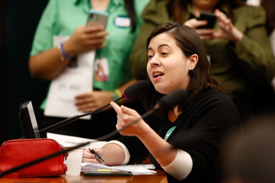 Deputada federal Samia Bomfim (PSOL-SP) durante CPI do MST ouve Francisco Graziano Neto, ex-Presidente do INCRA e ex-Secretário de Agricultura do Estado de São Paulo - Metrópoles