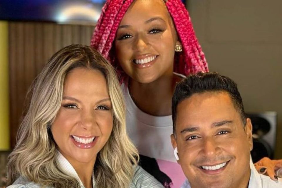 Foto colorida de Camilly, Xandy e Carla Perez juntos - Metrópoles