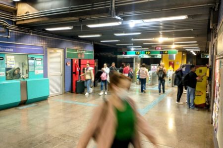 Passageira deixa a estação Chácara Klabin do Metrô, em São Paulo