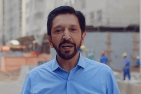 Imagem colorida de Ricardo Nunes, homem branco, de cabelo e barba preta, e camisa azul. ele está com a boca aberta, com se estivesse falando - Metrópoles