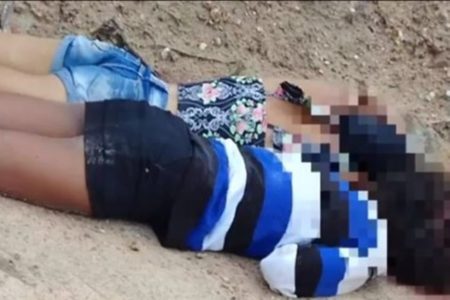 Foto colorida de corpo de meninas mortas encontrados em estrada em Alagoas - Metrópoles