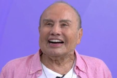 Stenio Garcia, 91 anos, levantou polêmica na internet nesta terça-feira (14/6) ao revelar os resultados de uma harmonização facial que ele fez durante o programa Fofocalizando, do SBT. O resultado chamou a atenção da internet tanto pela idade avançada do ator como pelo aparente exagero do procedimento. Para especialistas, ambos fatores podem representar risco aos pocientes que se submetem à técnica.