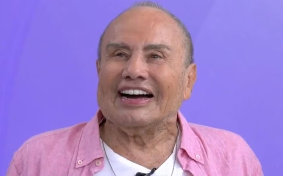 Stenio Garcia, 91 anos, levantou polêmica na internet nesta terça-feira (14/6) ao revelar os resultados de uma harmonização facial que ele fez durante o programa Fofocalizando, do SBT. O resultado chamou a atenção da internet tanto pela idade avançada do ator como pelo aparente exagero do procedimento. Para especialistas, ambos fatores podem representar risco aos pocientes que se submetem à técnica.