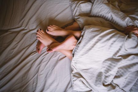 Pés de casal na cama após o sexo - Metrópoles