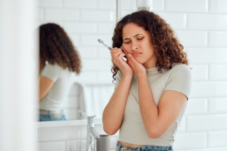 Conheça 3 técnicas caseiras para aliviar a dor de dente Dentista fala sobre as principais causas de dor de dente e mostra hábitos simples que podem aliviar a sensação incômoda na boca