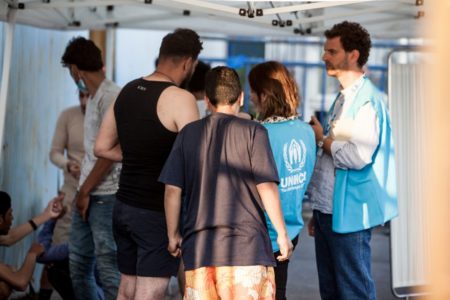 Imagem colorida mostra cenas após naufrágio com barco de refugiados na Grécia - Metrópoles