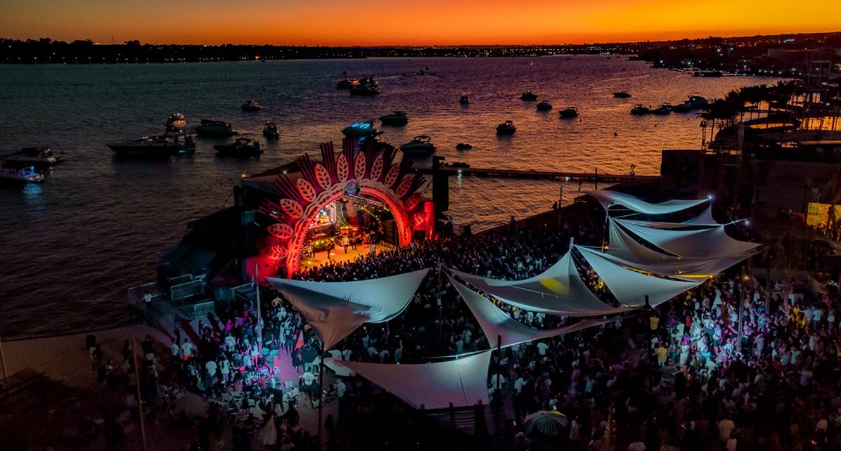 Fotografia colorida mostrando o festival Na Praia-Metrópoles