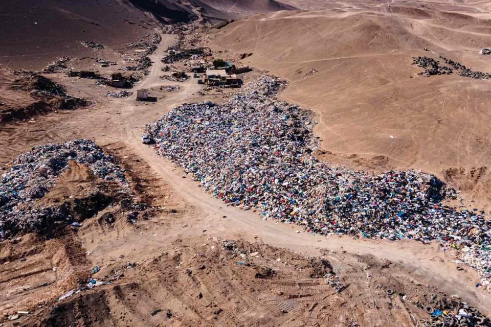 Foto de pilha de roupas descartadas no deserto - Metrópoles