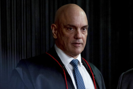 Moraes imagem colorida mostra ministro alexandre de moraes, um homem branco e careca, usando terno preto com gravata azul e camisa branca -Metrópoles