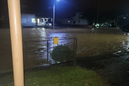 Imagem colorida mostra Inundação causada por ciclone em Praia Grande cidade de Santa Catarina - Metrópoles