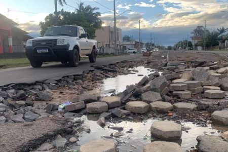 Imagem de rua destruída após chuvas assolarem a região sul de Santa Catarina - Metrópoles