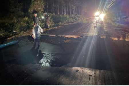 Imagem colorida mostra Ciclone fez estrada desmoronar em Capão da Canoa no RS - Metrópoles