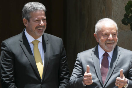 imagem colorida mostra arthur lira e lula - Metrópoles