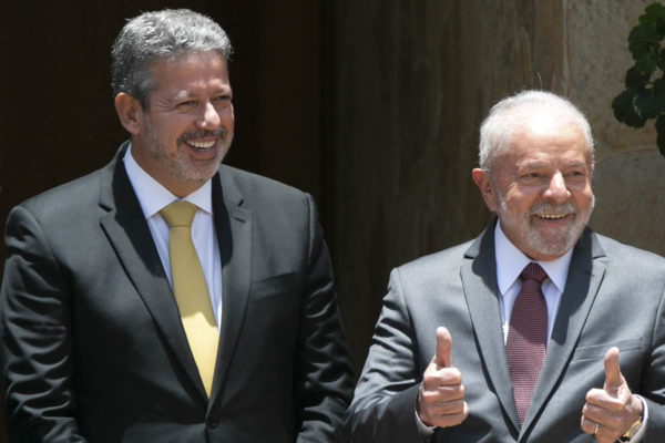 imagem colorida mostra arthur lira e lula - Metrópoles
