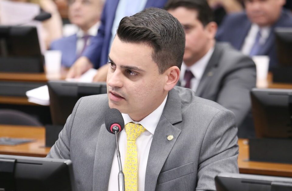 O deputado Yury do Paredão, do PL do Ceará, fala ao microfone em audiência na Câmara