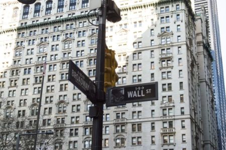 Placa preta com endereço de Wall Street em rua de Nova York - Metrópoles