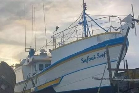 Foto colorida de barco que naufragou em Santa Catarina - Metrópoles