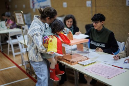 Foto colorida de eleições na Espanha - Metrópoles