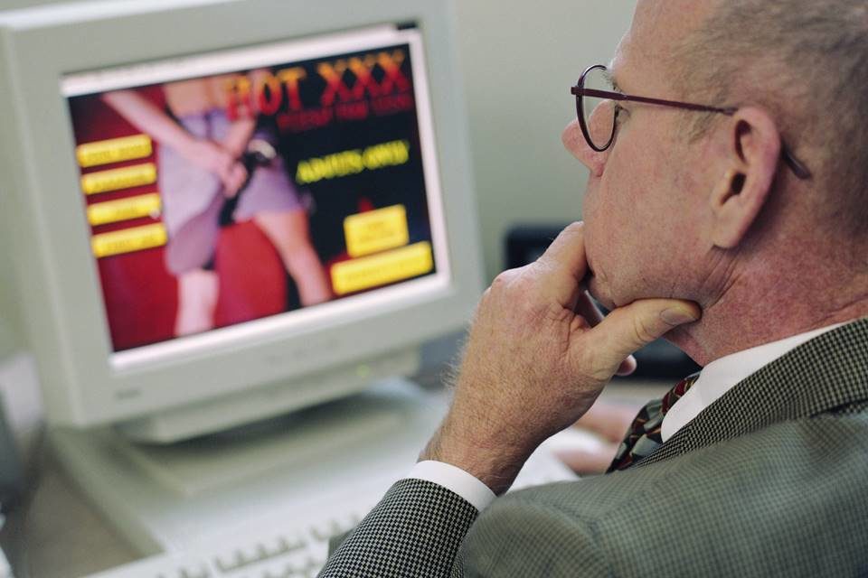 Homem acessando site pornô - Metrópoles