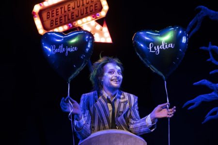 Foto colorida de Eduardo Sterblitch caracterizado como BeetleJuice - Metrópoles