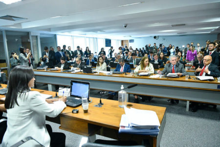 Bolsonaristas Parlamentares escutam à fala da senadora Eliziane Gama durante sessão da CPMI do 8 de Janeiro - Metrópoles