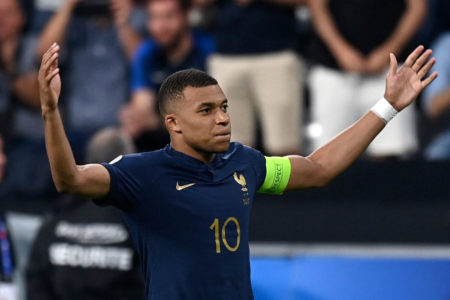 Kylian Mbappé de braços abertos