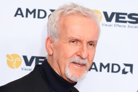 Foto colorida de James Cameron. Ele é branco, tem cabelos e cavanhaque brancos e utiliza uma roupa preta- Metrópoles