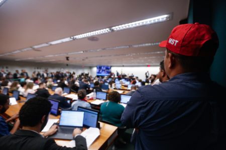Integrante do MST assiste a sessão da CPI