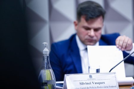 imagem colorida mostra ex-PRF silvinei vasques em depoimento à cpmi do 8 de janeiro - Metrópoles