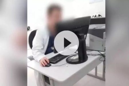 Imagem mostra médico que atende pacientes com indícios de embriaguez - Metrópoles