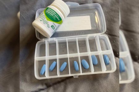 Organizador de comprimidos pode comprometer remédios. Entenda Farmacêuticos apontam que qualidade e eficiência dos medicamentos pode ser comprometida se eles forem retirados das embalagens originais. Prep.