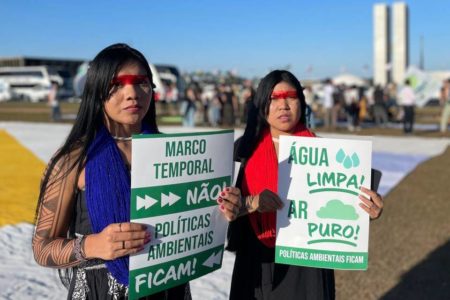 imagem colorida de indígenas em Brasília para votação do marco temporal - Metrópoles