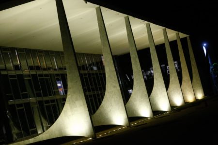 imagem colorida dos arcos do Supremo Tribunal Federal (STF) durante a noite - Metrópoles