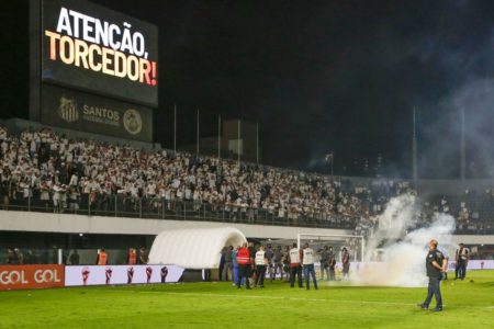 Bombas no gramado da Vila Belmiro