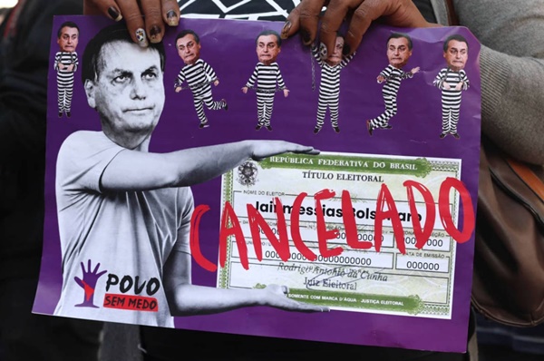 Imagem colorida de manifestação contra Jair Bolsonaro em SP