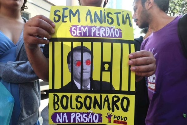 Imagem colorida de manifestação contra Jair Bolsonaro em SP