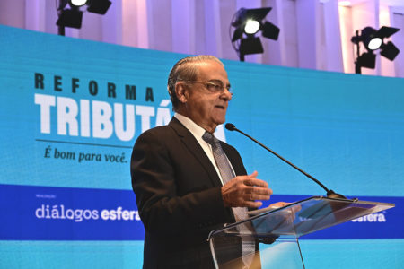 Fotografia colorida do presidente da CNI no Seminário "Reforma Tributária: a hora é agora."