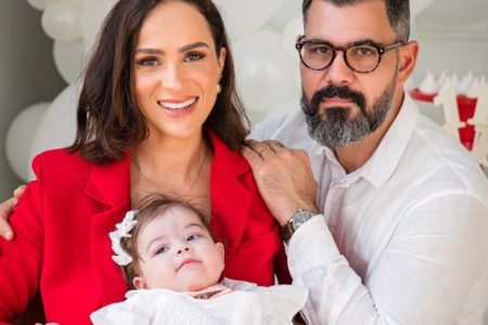 Foto colorida de Juliano e Letícia Cazarré. Ela é branca, de cabelo preto e esté de camisa vermelha, enquanto ele está de camisa branca, óculos, tem barba e é branco - Metrópoles