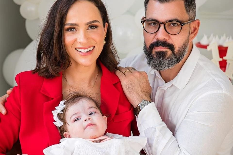 Foto colorida de Juliano e Letícia Cazarré. Ela é branca, de cabelo preto e esté de camisa vermelha, enquanto ele está de camisa branca, óculos, tem barba e é branco - Metrópoles