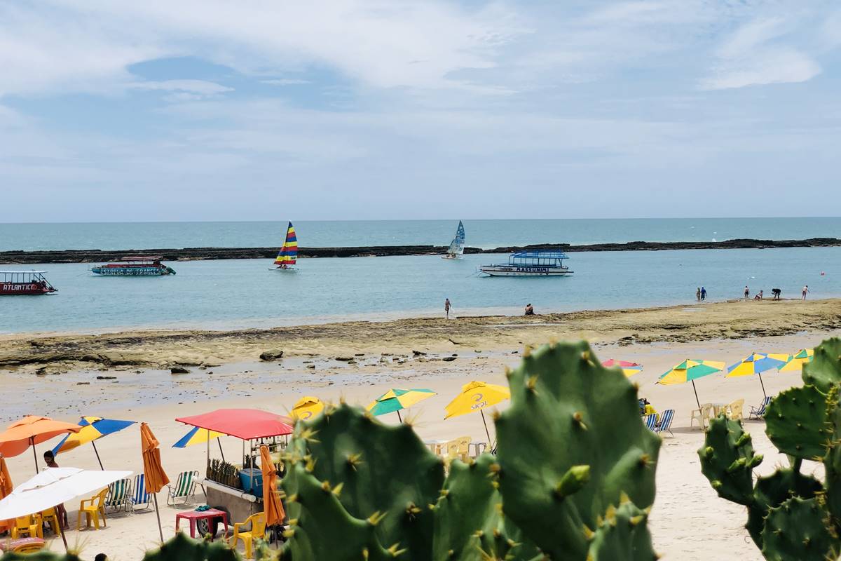 Praia, areia e maré baixa