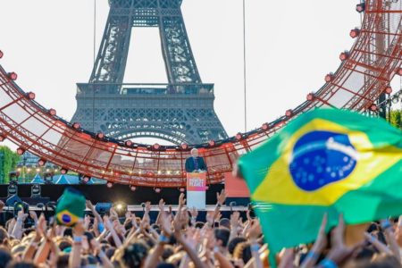 Imagem colorida mostra Lula discursa no evento Power Planet, em Paris - Metrópoles