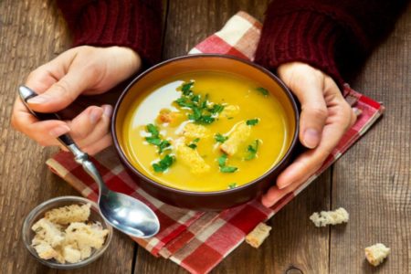 sopa com torradas de pães -Metrópoles