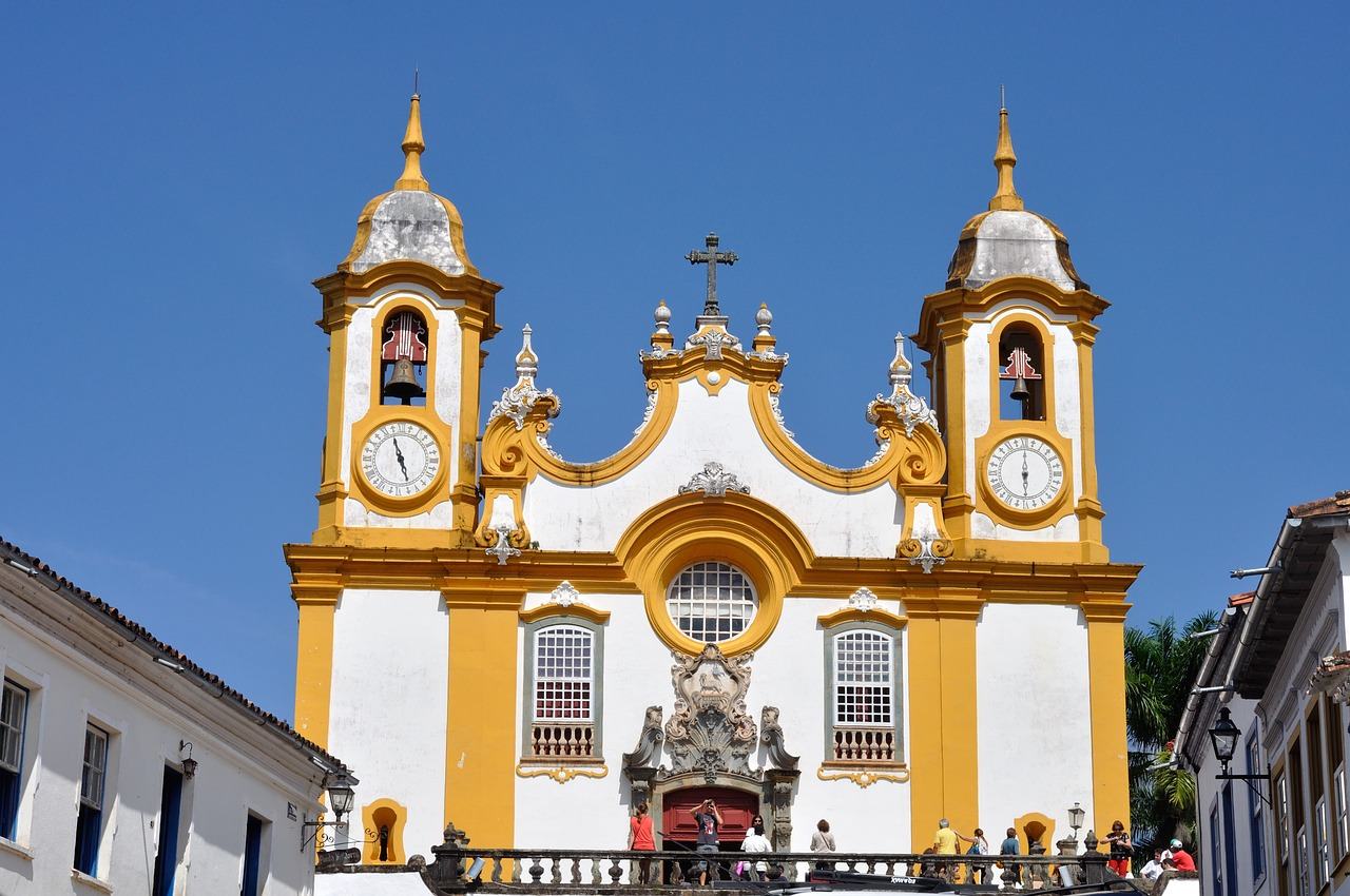 Fotografia colorida da Igreja Matriz de Santo Antônio de Tiradentes