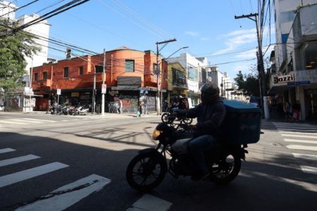 Moto passa por cruzamento entre as ruas Teodoro Sampaio e Fradique Coutinho, em São Paulo