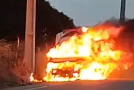 Imagem colorida: ambulância pega fogo em rodovia - Metrópoles