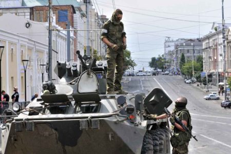 Combatentes de Wagner nas ruas depois que o grupo paramilitar Wagner assumiu o controle da sede do distrito militar do sul da Rússia em Rostov-on-Don 1
