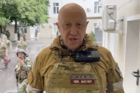 Reprodução de vídeo com o chefe de Wagner, Yevgeny Prigozhin, fazendo um discurso após o quartel-general do Distrito Militar do Sul estar cercado por combatentes do grupo paramilitar Wagner em Rostov-on-Don