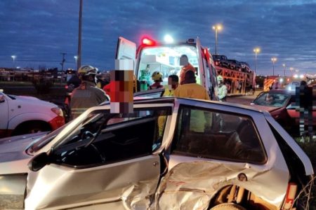 Acidente três carros no DF - Metrópoles