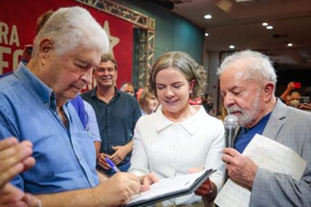 Roberto Requião se filiou ao PT no ano passado para disputar eleição no Paraná